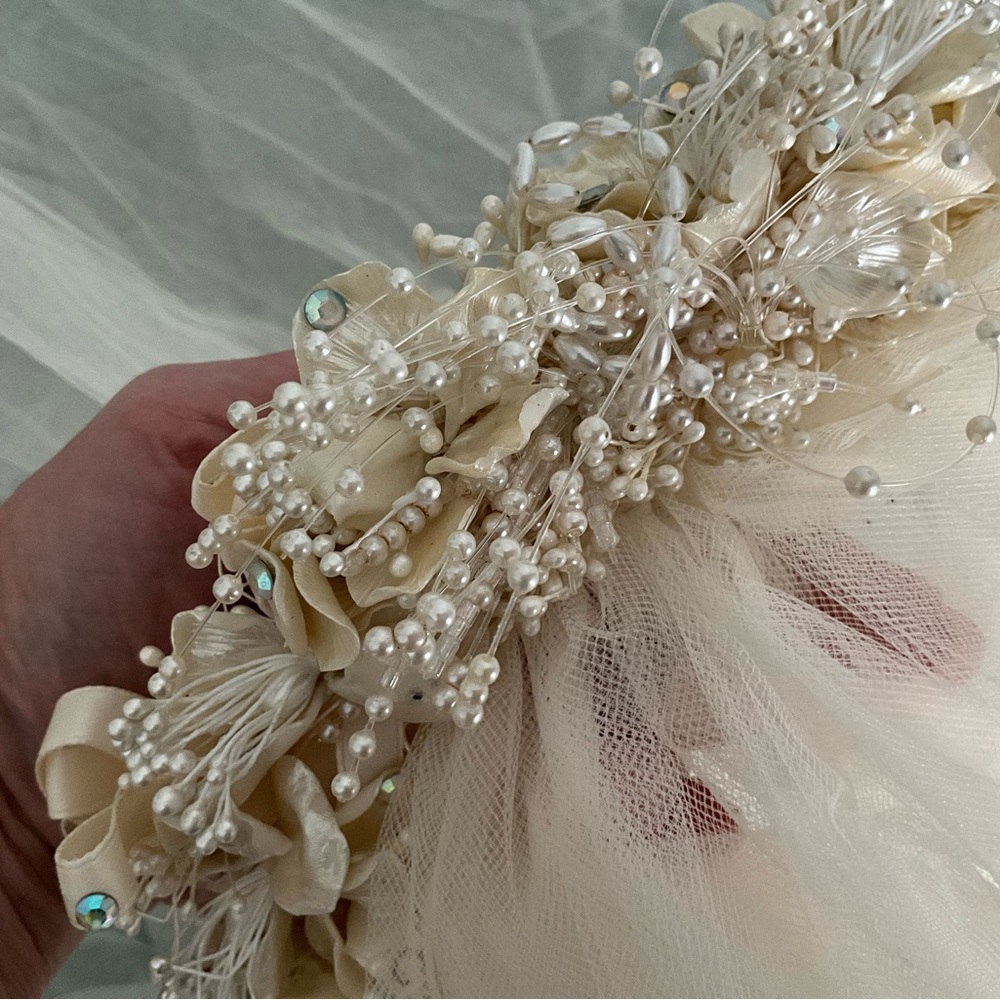 Elegant Cream Bridal Veil with Floral Headpiece - Picture 6 of 7